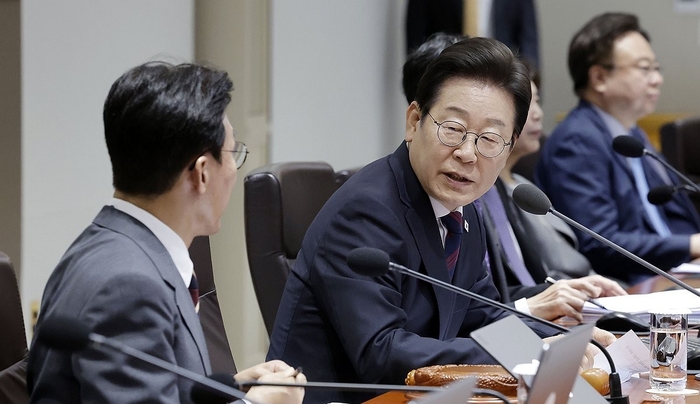 이재명 대통령이 5일 서울 용산 대통령실 청사에서 열린 국무회의에서 김민석 국무총리를 환영하는 인사말을 하고 있다. 연합뉴스