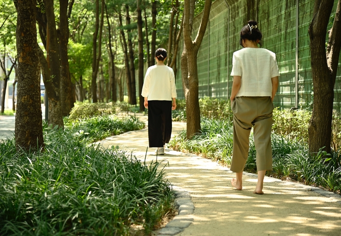 “맨발로 걷는다”…대구 달성군, 도심 속 흙길 산책로 조성