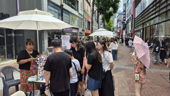 6일 오후 대구 중구 '2025년 동성로 놀장 축제'를 찾은 시민들이 악세서리 부스를 구경하고 있다. 조윤화 기자