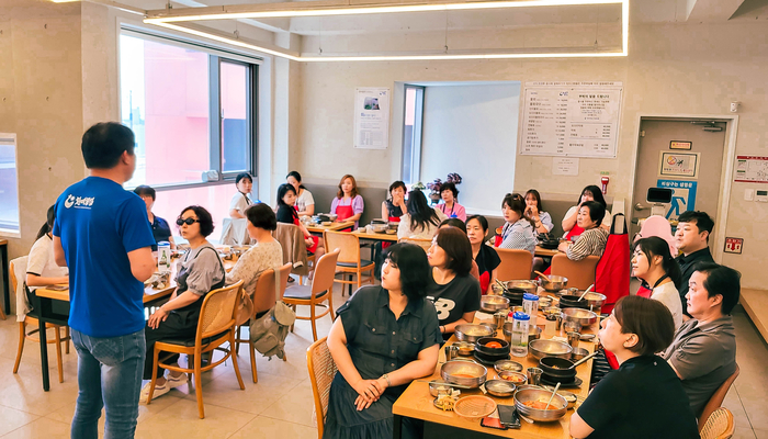 지난 3일 포항시 영일대 인근 물회 전문 식당에서 '외식창업 키워드림 아카데미' 11기 수강생들이 현장 교육을 받고 있다. <영진전문대 제공>