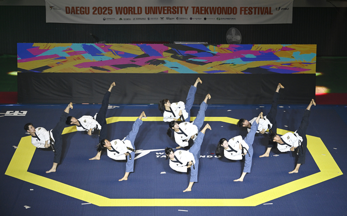 6일 오전 대구 달서구 계명대학교에서 열린 '대구 2025 세계 대학 태권도 페스티벌' 개막식에서 계명대 태권도 시범단이 멋진 시범을 선보이고 있다.
이윤호기자 yoonhohi@yeongnam.com