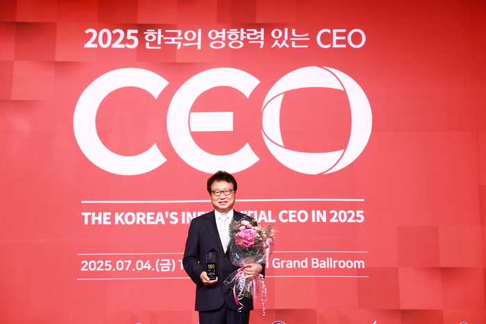 손병복 울진군수가 '2025 한국의 영향력 있는 CEO' 선정돼 수상모습.<울진군제공>