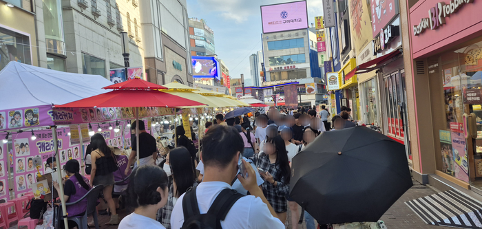 6일 오후, 대구 중구 동성로 보행자전용도로에서 열린 '놀장 축제' 현장이 시민들로 붐비고 있다. 조윤화 기자