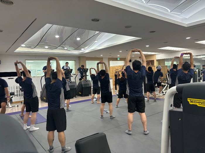포항제철소의 '8주 운동프로그램'에 참여한 직원들 모습.<포항제철소 제공>