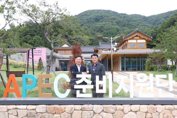 강경성 KOTRA 사장(왼쪽)과 김상철 경북도 APEC준비지원단장은 4일 정상회의의 성공을 위해 연계사업 추진상황을 점검하고, 기관별 협조 사항 등에 대해 논의했다. <경북도 제공>