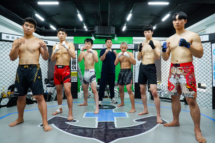 지난 5일 대구 중구 KMMA뽀빠이아레나에서 열린 '뽀빠이연합의원 KMMA31 대구' 대회 타이틀전에 나선 선수들. <KMMA 제공>