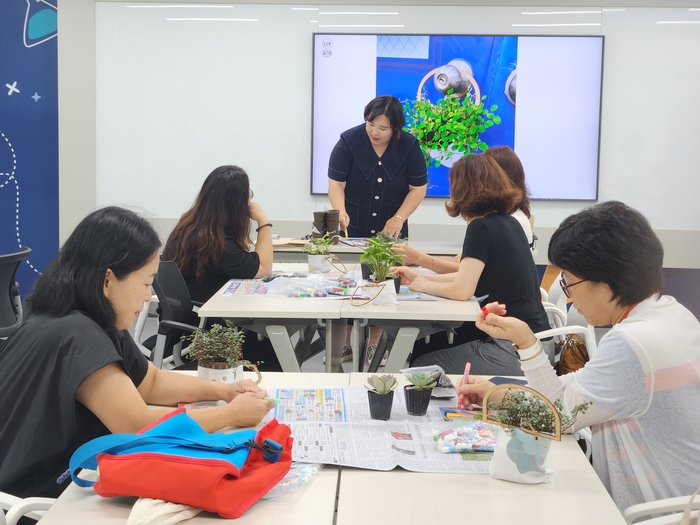 지난해 여름방학기간에 구미과학관의 '손자손녀와 함께하는 과학나들이'에 참가한 가족들이 친환경 화분 만들기를 하고 있다.<구미시 제공>