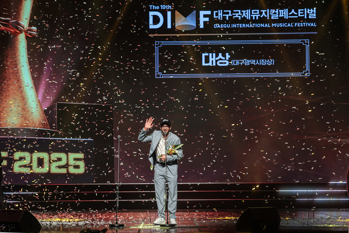 지난 7일 막을 내린 제19회 DIMF 어워즈에서 대상을 수상한 뮤지컬 '테슬라'의 작곡가 아론 서베슈티엔이 수상 소감을 밝히고 있다. <DIMF 제공>