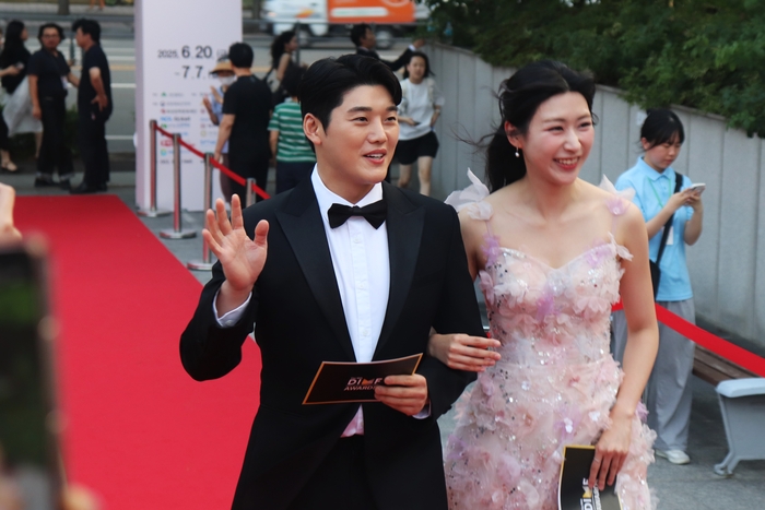 지난 7일 대구오페라하우스 앞 야외광장에서 열린 제19회 DIMF 어워즈 레드카펫 행사에서 MC를 맡은 방송인 권혁수(왼쪽)와 KBS 아나운서 홍주연이 입장하고 있다. 정수민기자 jsmean@yeongnam.com