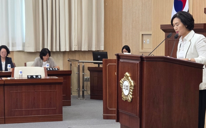 8일 대구 동구의회에서 열린 제345회 임시회 제1차 본회의에서 노남옥 동구의원이 5분 자유발언을 통해 윤석준 동구청장의 구정 공백을 지적하고 있다. 뒤로는 윤 구청장이 출석하지 않아 비어있는 구청장석이 보인다. 최시웅기자