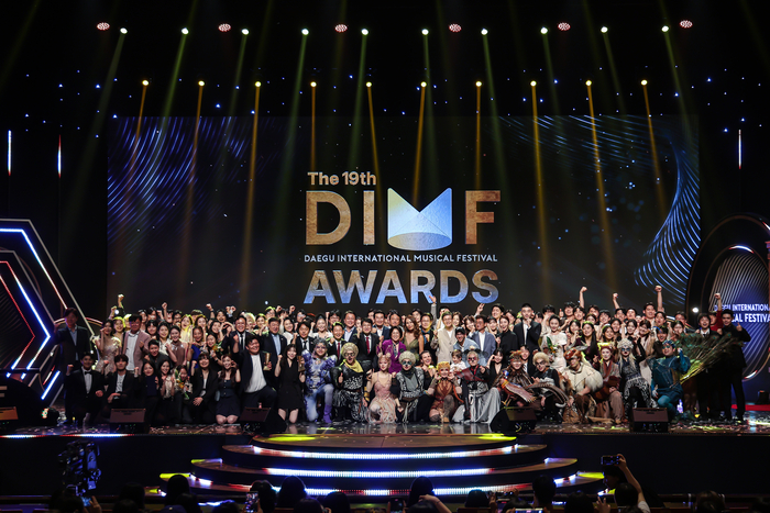 지난 7일 막을 내린 제19회 DIMF 어워즈에서 출연진과 관계자들이 기념촬영을 하고 있다. <DIMF 제공>