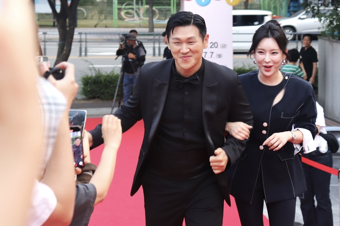 지난 7일 대구오페라하우스 앞 야외광장에서 열린 제19회 DIMF 어워즈 레드카펫 행사에서 뮤지컬 배우 강홍석(왼쪽)과 정선아가 입장하고 있다. 정수민기자 jsmean@yeongnam.com