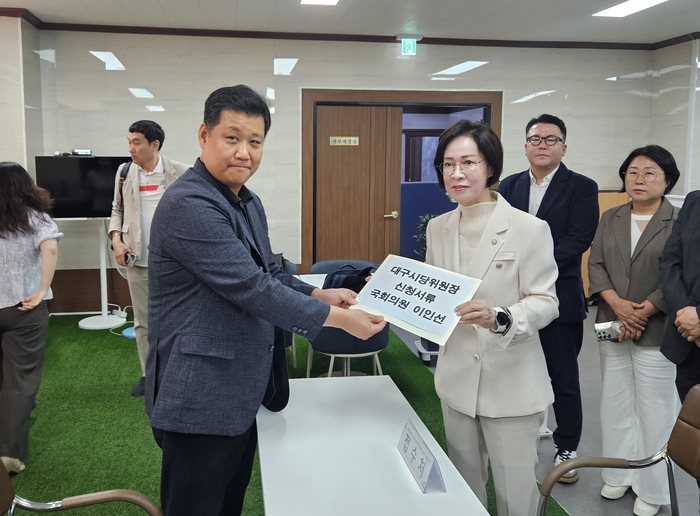 이인선 의원(대구 수성구을)이 9일 오후 2시 국민의힘 대구시당사에서 대구시당위원장 후보 등록을 하고 있다. 권혁준기자 hyeokjun@yeongnam.com
