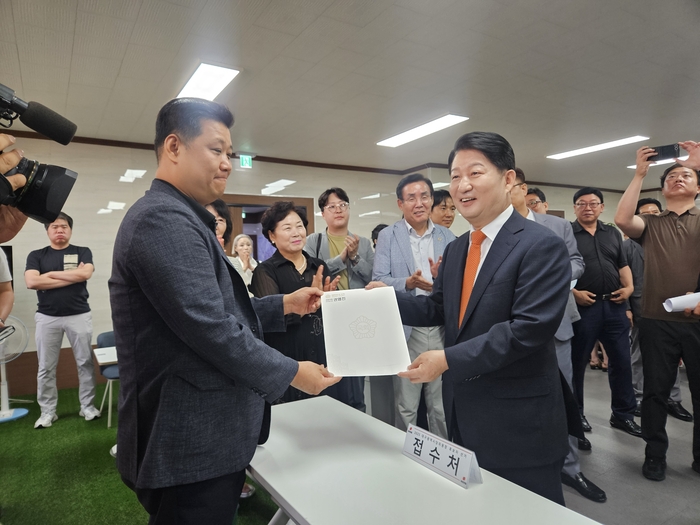권영진 의원(대구 달서구병)이 9일 오전 11시 국민의힘 대구시당사에서 대구시당위원장 후보 등록을 하고 있다. 권혁준기자 hyeokjun@yeongnam.com