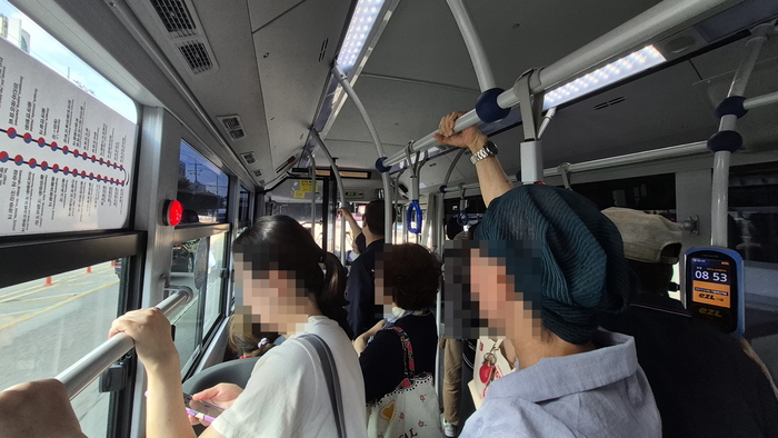 경주시는 이달 1일부터 만 70세 이상 어르신을 대상으로 시내버스 무임승차 제도를 시행 중이다. 사진은 9일 오전 51번 시내버스를 이용하고 있는 경주시민들 모습. 장성재 기자