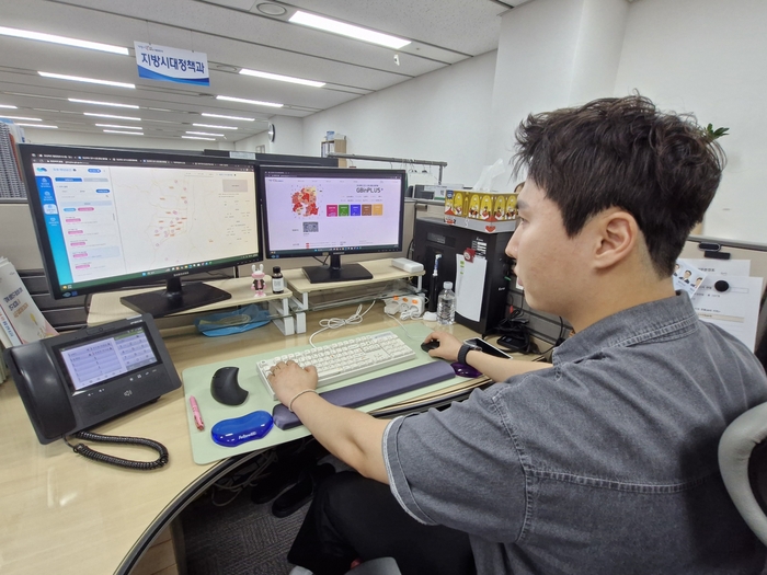 경북도 지방시대정책과 김상민 주무관이 내부 AI 행정 플랫폼인 지비인플러스(GBinPLUS)를 활용해 도내 유휴자원을 살펴보고 있다. 오주석 기자
