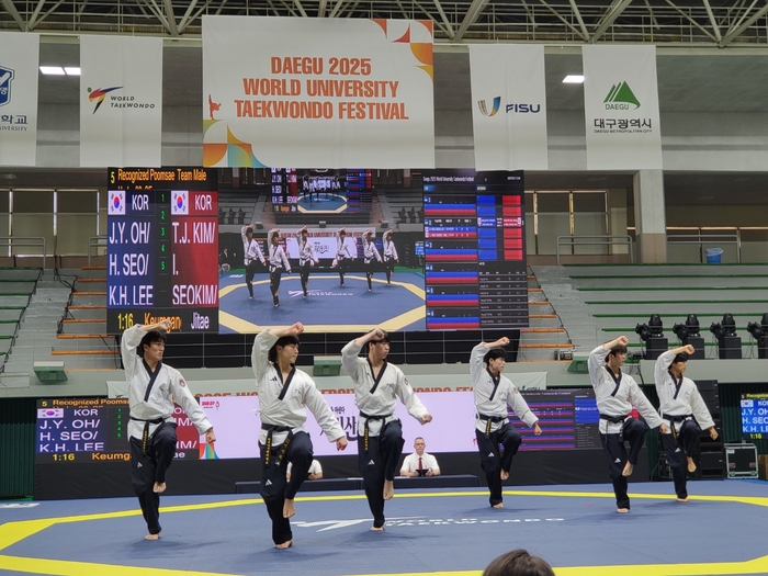지난 8일 '2025 대구세계대학태권도페스티벌'에서 진행된 공인품새(G1) 단체전 모습. <2025 대구세계대학태권도페스티벌 조직위원회 제공>