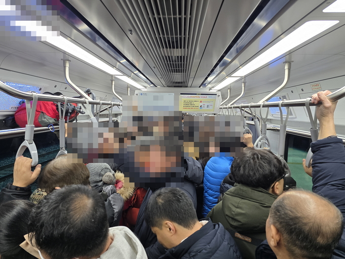 지난해 12월 개통한 대경선에 사람이 가득 차 있다. 개통 직후 사곡에서의 출발 모습.<박용기 기자>