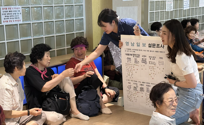 지난 10일 영남일보 취재진이 대구 서문시장 일대에서 시민들을 대상으로 '민생회복 소비쿠폰' 사용계획 등에 대한 설문조사를 벌이고 있는 모습. 박지현기자 lozpjh@yeongnam.com
