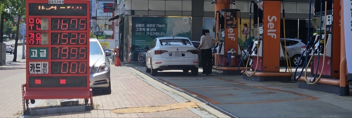11일 오전 대구 수성구의 한 주유소에서 운전자가 주유하고 있다. 이날 한국석유공사 유가정보시스템 오피넷에 따르면, 7월 둘쨰 주 대구의 주유소 휘발유 판매가격은 전주 대비 1.59원 내린 1천641.31원이었다. 최미애기자 miaechoi21@yeongnam.com