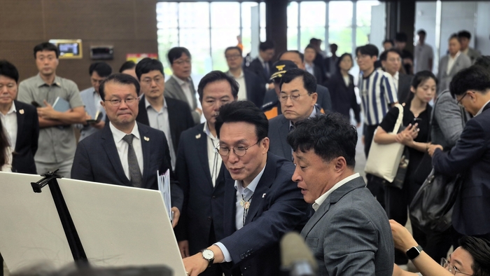김민석 국무총리가 11일 경주화백컨벤션센터(HICO) 내 마련된 APEC 정상회의 주회의장을 방문해 준비상황을 보고 받으며 대화를 나누고 있다. 장성재기자