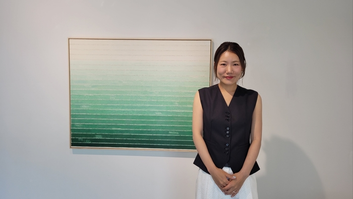 성연화 작가가 갤러리동원 앞산점에 전시된 자신의 작품 앞에서 포즈를 취하고 있다. 임훈기자 hoony@yeongnam.com