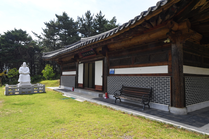 영덕 목은이색기념관. 목은의 영정과 함께 생애와 업적이 자세히 소개돼 있으며 문집판과 목은집 등 관련 유물들이 전시돼 있다.