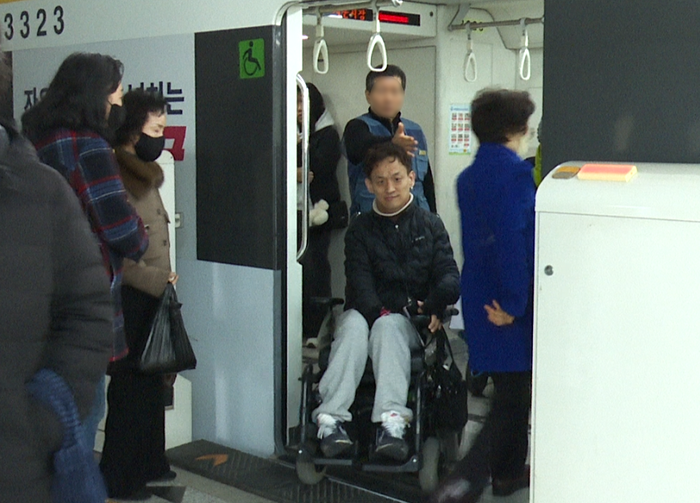 지난 3월 영남일보 디지털팀의 'TK큐' <나는 시민기자 이준희입니다> 촬영 당시, 이준희씨가 대구도시철도 3호선에서 내리는 모습. 박지현기자 lozpjh@yeongnam.com