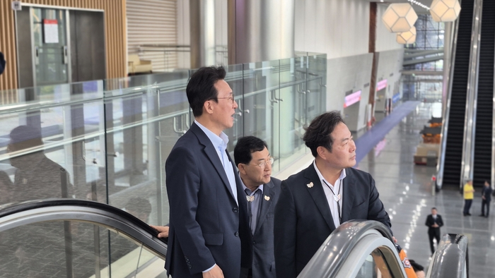 김민석 국무총리가 11일 경주화백컨벤션센터(HICO) 내 주회의장을 점검하기 위해 주낙영 경주시장, 김학홍 경북도 행정부지사와 함께 에스컬레이터에 올라타고 있는 모습. 장성재기자