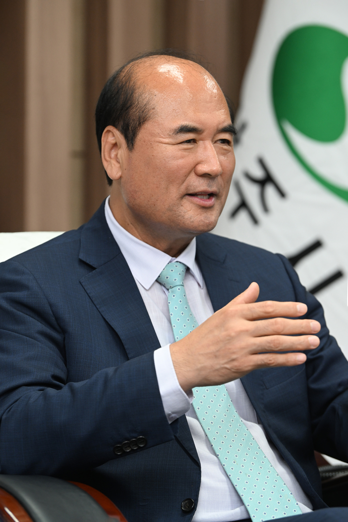 강영석 상주시장이 지난 8일 영남일보와 인터뷰를 하고 있다. 강 시장은