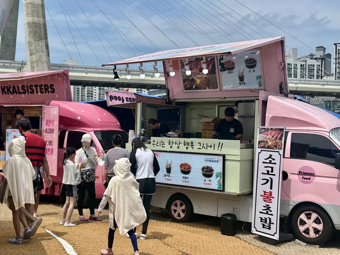 대구 신천물놀이장 이용객들이 푸드트럭을 이용하고 있다. 박영민 기자.