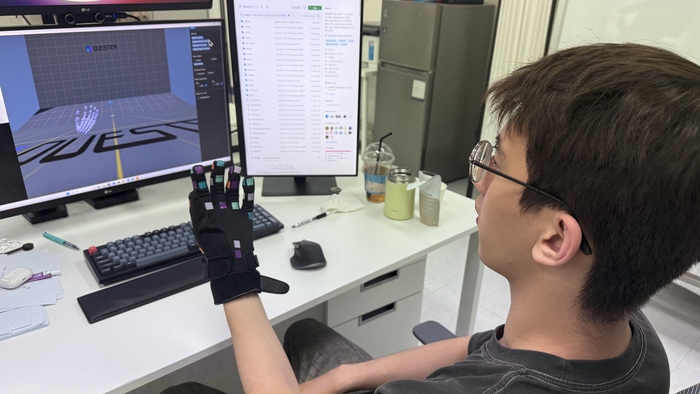 <주>퀘스터 직원이 자사의 주력 제품인 '모티글로브(Motiglove)'를 시연해 보이고 있다. 이동현기자