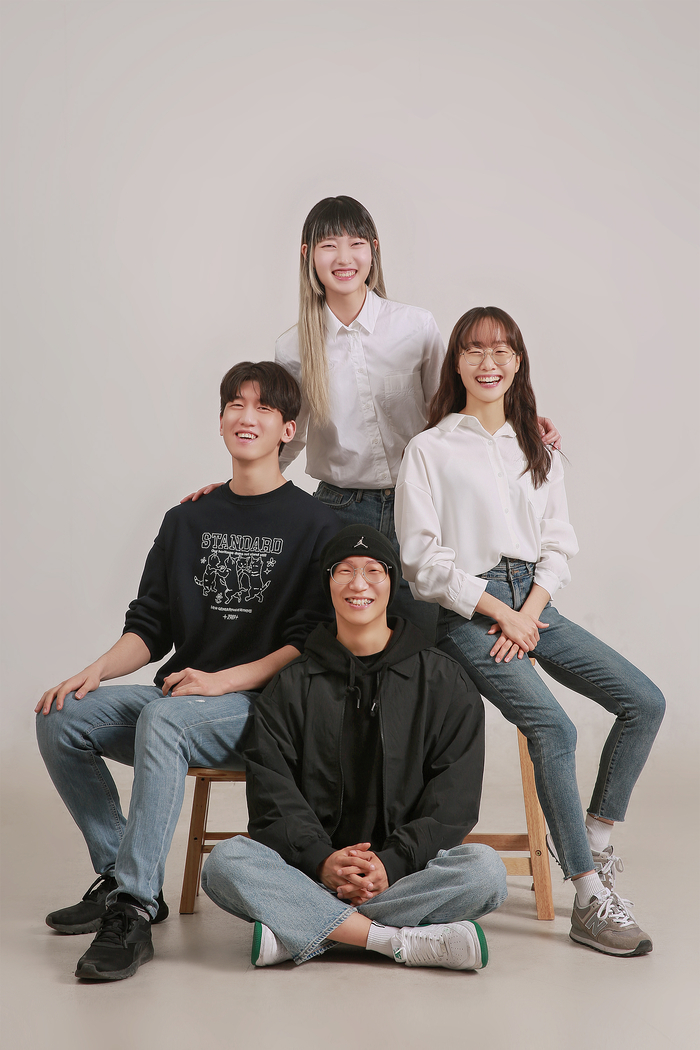 <주>퀘스터 이정우(오른쪽) 대표와 직원들. <퀘스터 제공>