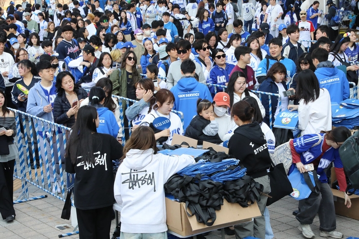 지난 3월 22일 대구 삼성라이온즈파크에서 열린 개막전을 찾은 팬들. <삼성 라이온즈 제공>