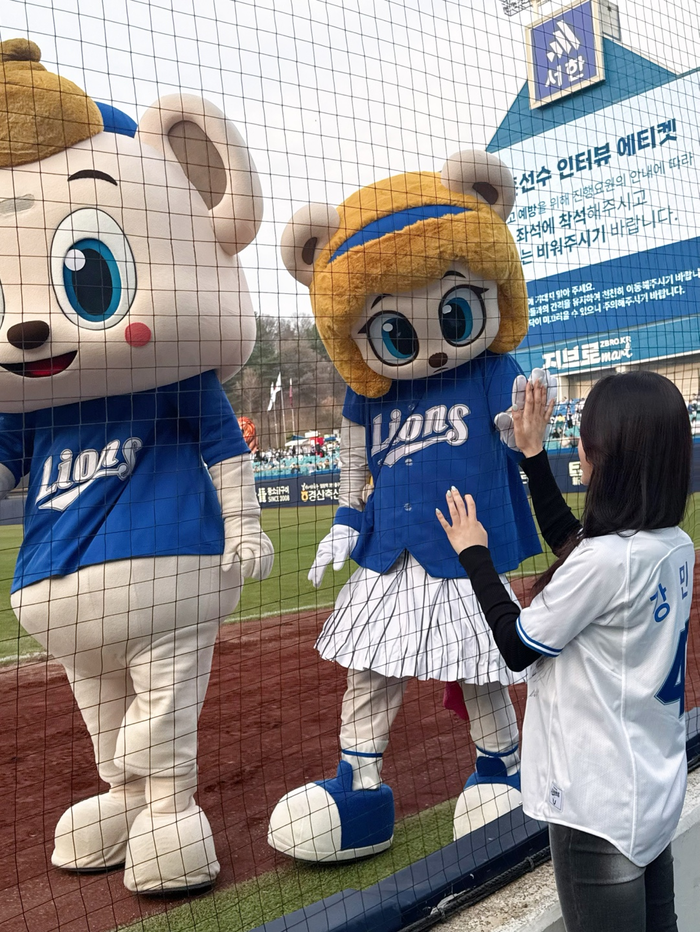 지난해부터 삼성 라이온즈팬이 됐다는 엄지영씨가 대구 삼성라이온즈파크에서 삼성 마스코트와 응원 중이다. <본인 제공>