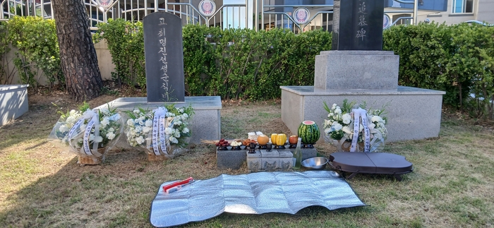 1943년 물웅덩이에 빠진 제자를 구하려다 순직한 최명진 선생의 82번째 추도식이 지난 9일 경북 경산 진량초등학교에서 열렸다. <진량초등 동창회 제공>