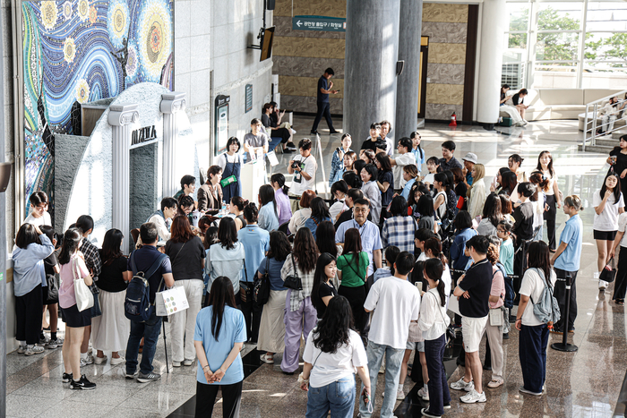 제19회 DIMF 공식초청작 '시지프스'의 팬사인회 현장 모습. <DIMF 제공>