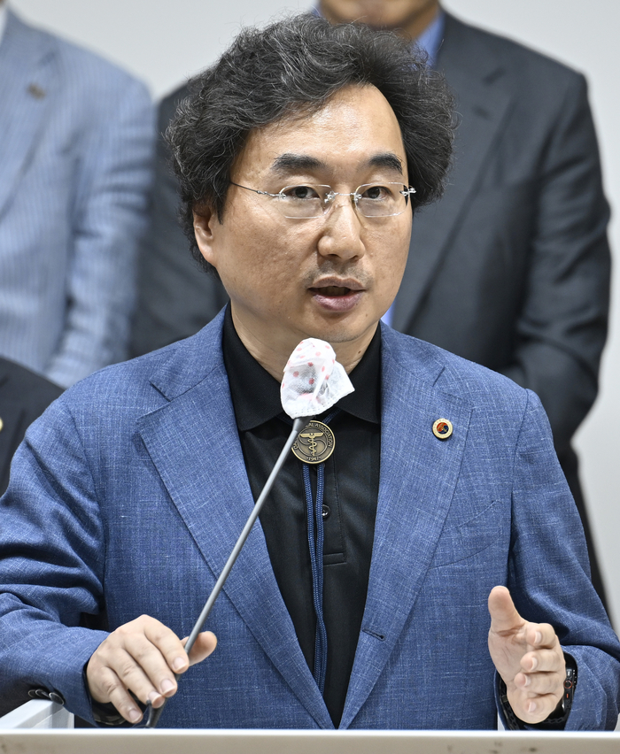14일 오후 대구 북구 대구광역시의사회관에서 열린 '의과대학 교육 정상화를 위한 공동 성명서 발표'에서 민복기 대구시의사회장이 취재진의 질문에 답하고 있다.
이윤호기자 yoonhobi@yeongnam.com