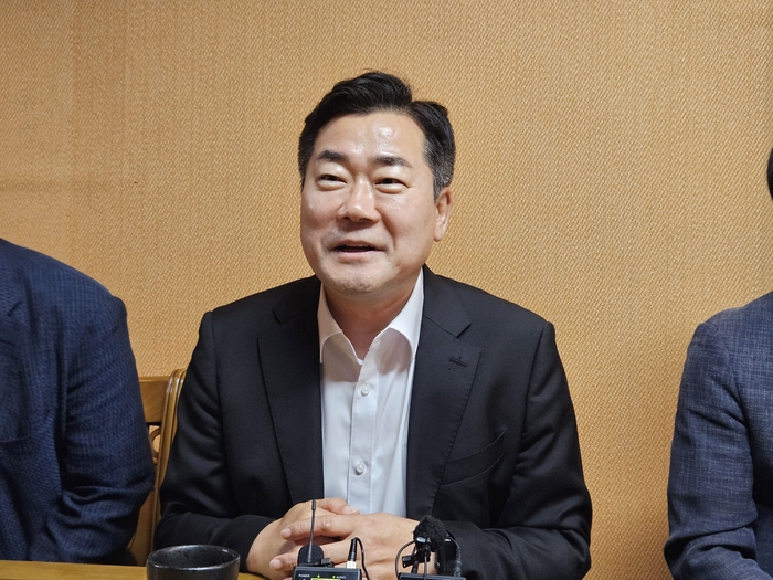 더불어민주당 당 대표 선거에 출마한 박찬대 후보가 14일 오전 11시 대구 중구 한 식당에서 대구경북 지역 위원장 간담회에 앞서 기자들과 질의응답을 갖고 있다. 권혁준기자 hyeokjun@yeongnam.com