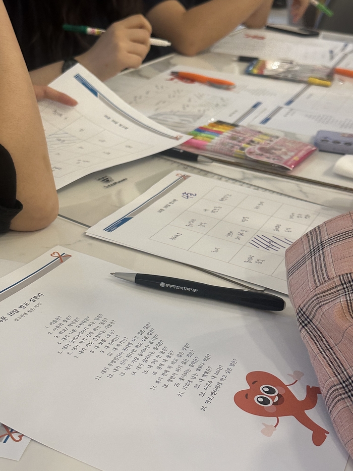 지난 11일 희망멘토단과 제주 멘티 장학생들이 광치기 해변 인근 카페에서 '16문 16답 빙고' 활동을 하고 있다. <사진=정수민기자>