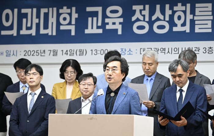 민복기 대구시의사회장이 14일 오후 대구 북구 시의사회관에서 '의과대학 교육 정상화를 위한 공동 성명'을 발표하고 있다. 이윤호기자 yoonhobi@yeongnam.com