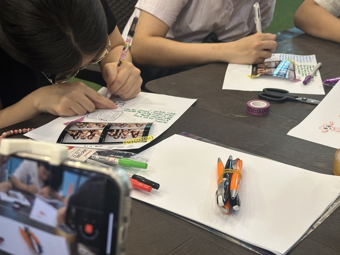 지난 12일 제주 코델리아 호텔에서 희망멘토단과 제주 멘티 장학생들이 롤링페이퍼 활동을 하고 있다. <사진=정수민기자>