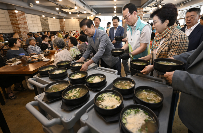 초복을 앞둔 14일 오전 대구 중구 솔밭골에서 남산종합사회복지관 주관으로 열린 '초복맞이 영양식 나눔 데이'에서 자원봉사자들이 어르신들에게 갈비탕을 배식하고 있다.
이윤호기자 yoonhobi@yeongnam.com