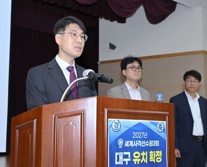 김정기 대구시장 권한대행 행정부시장이 14일 대구국제사격장에서 2027년 세계사격선수권대회 개최를 위한 사격장 시설 개선 관련 언론 브리핑을 하고 있다.<대구시 제공>