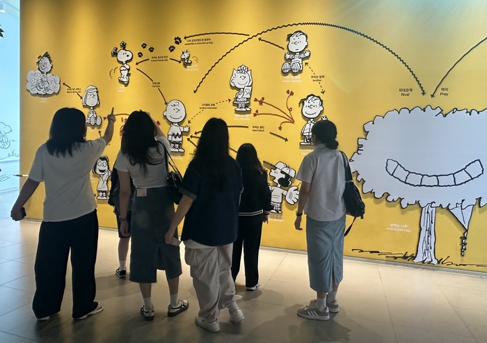 지난 12일 희망멘토단과 제주 멘티 장학생들이 '스누피가든'을 방문해 전시관을 둘러보고 있다. <사진=정수민기자>