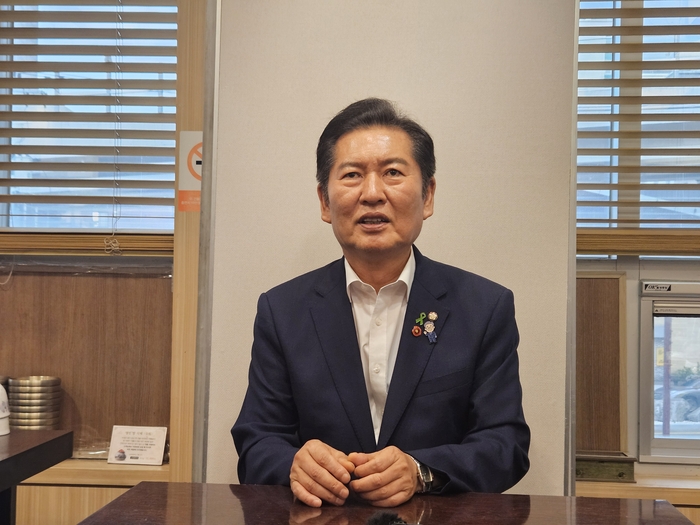 더불어민주당 당 대표 선거에 출마한 정청래 후보가 14일 오후 5시 대구 동구 한 식당에서 대구경북 지역 위원장 간담회에 앞서 기자들과 질의응답을 갖고 있다. 권혁준기자 hyeokjun@yeongnam.com