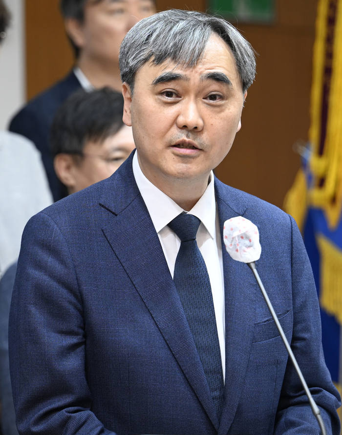 14일 오후 대구 북구 대구광역시의사회관에서 열린 '의과대학 교육 정상화를 위한 공동 성명서 발표'에서 양동헌 경북대병원장이 취재진의 질문에 답하고 있다.
이윤호기자 yoonhobi@yeongnam.com