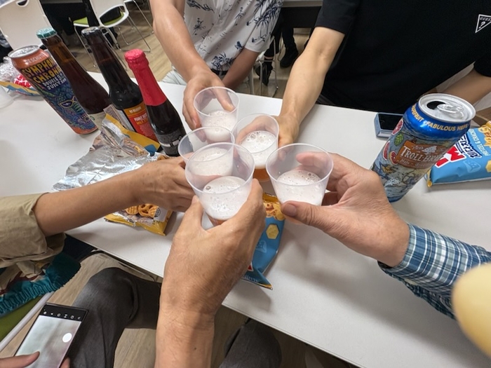 참가자들이 '시원한 맥주 인문학' 강의 후 조별로 다양한 맥주를 시음하는 모습. <대명어울림도서관 제공>