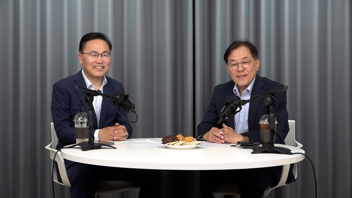 지난 14일 대구 영남일보 스튜디오에서 열린 '박재일의 직설사설' 촬영 현장에서 박재일 영남일보 논설실장(오른쪽)과 홍석준 국민의힘 전 의원이 대담을 나누고 있다. 이형일기자 hilee@yeongnam.com