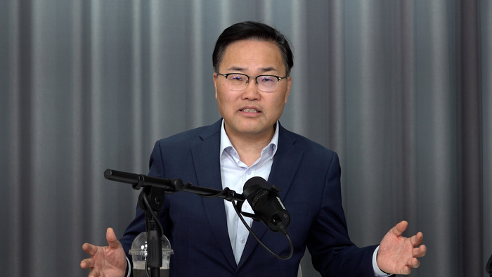 지난 14일 대구 영남일보 스튜디오에서 열린 '박재일의 직설사설' 촬영 현장에서 홍석준 국민의힘 전 의원이 발언하고 있다. 이형일기자 hilee@yeongnam.com